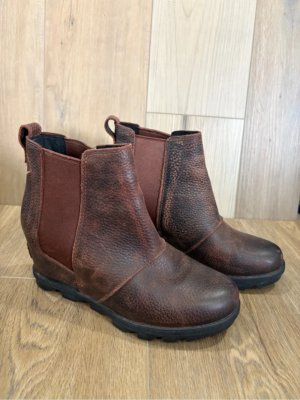 Sorel Joan of Arctic Wedge II Chelsea Burro Distressed Leather Ankle Booties